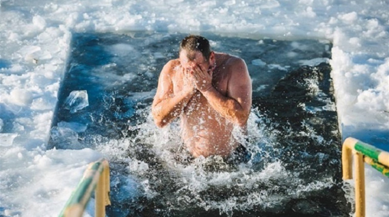 Сім правил як не треба занурюватися на Водохреща. Поради лікаря