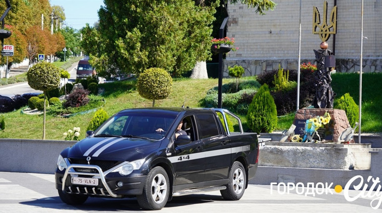 Освітяни Городоччини придбали п’ятий автомобіль для захисників
