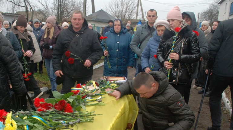 Герой, який довго вважався зниклим безвісти, повернувся додому на щиті
