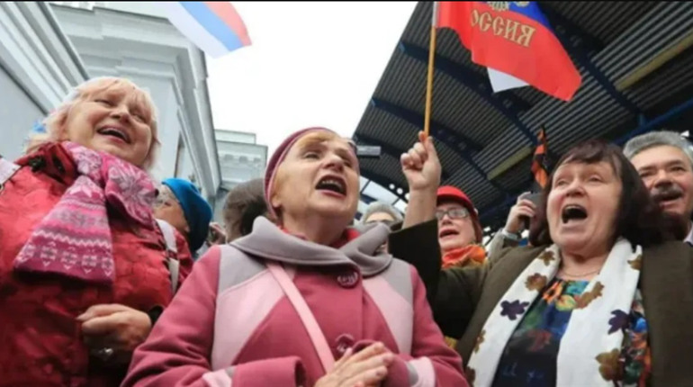 Мало не цілувала поріг: жінка повернулася з Росії