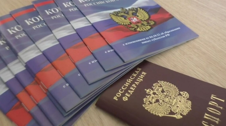 Судитимуть колаборантку, яка у Херсоні видавала документи для оформлення паспортів рф