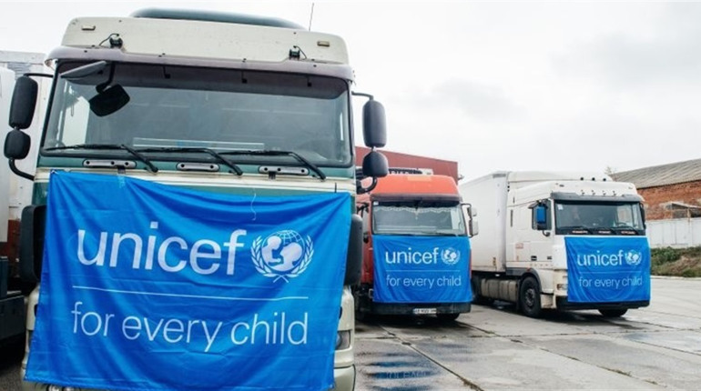 Речі для малечі: UNICEF видає у Кураховому зимовий одяг для дітей