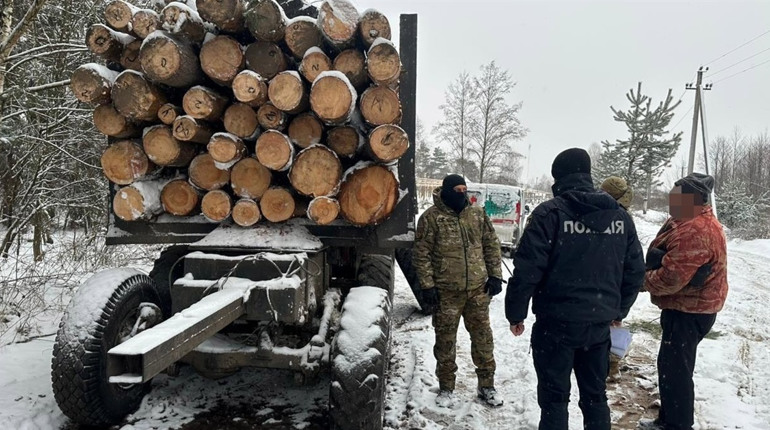 У Сарненському районі вилучили всюдихід, мотопомпи й деревину