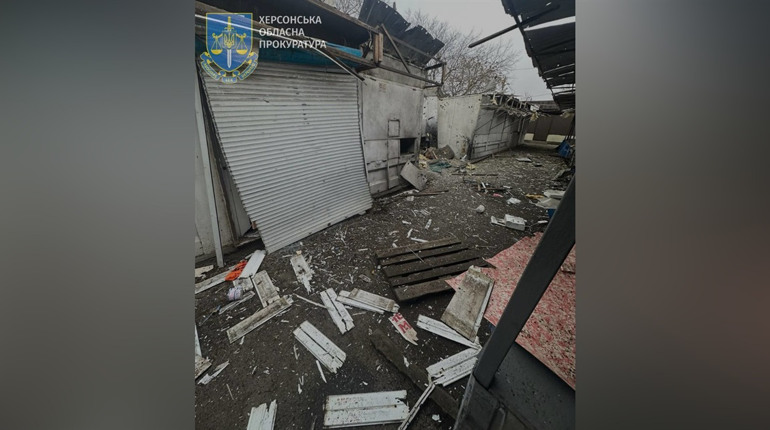 Російські терористи вранці атакували ринок у Херсоні: загинув чоловік, є поранені