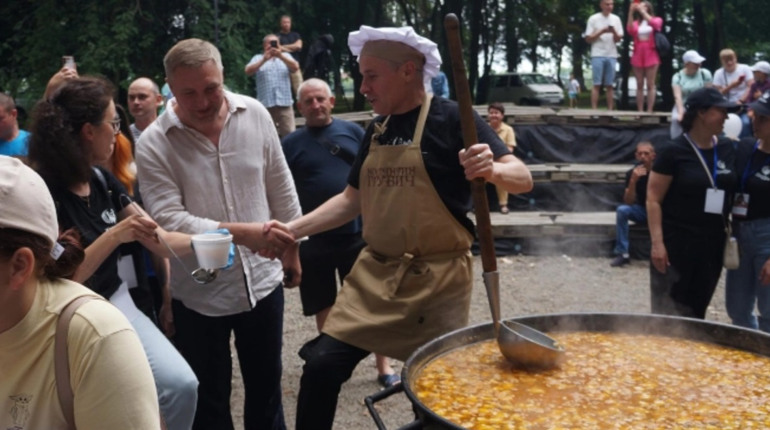 У Звягелі молодь разом з Костянтином Грубичем готуватиме борщ заради допомоги пораненим бійцям