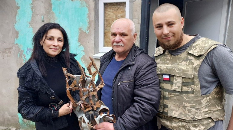 «Антонівка і досі без світла та зв’язку»: жителі села розповіли первомайцям про життя під обстрілами