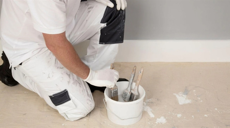 Який розчинник є найбезпечнішим для очищення пензлів після фарбування