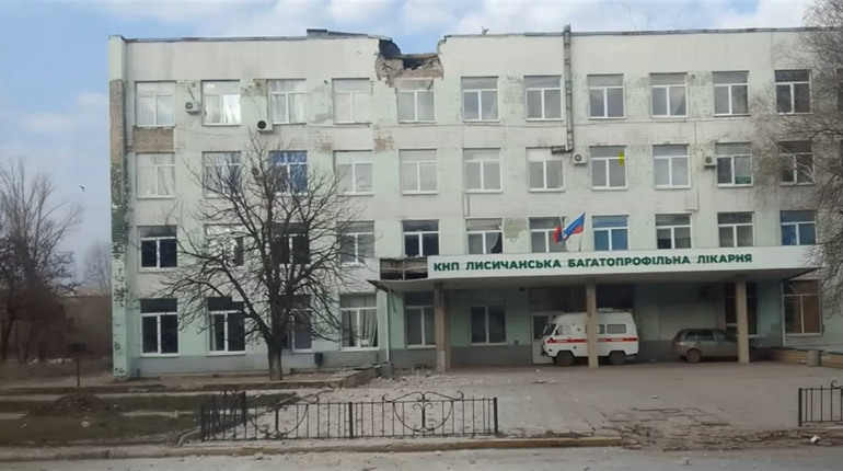 На окупованій Луганщині артилерійський снаряд влучив у лікарню. Що відомо