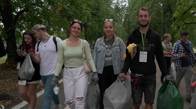 Глухівчанки прибрали парк ВДНГ у Києві в межах Всеукраїнського молодіжного руху