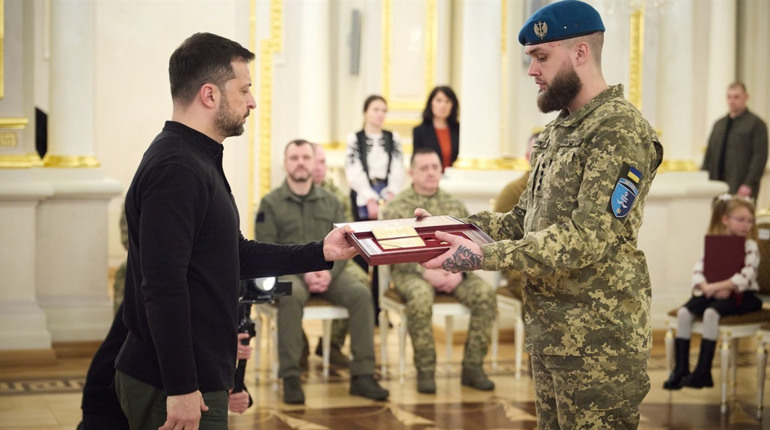 Звільняв Херсон, воював у Кринках: звання Героя України отримав Ігор Кондратевич