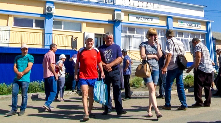 У Нижній Дуванці Сватівського району на годину перекривали трасу. Дуванчани вимагають ремонту дороги