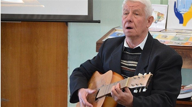 Пенсіонер-переселенець зі Слов’янська зіграв на гітарі для наших читачів та розказав свою історію