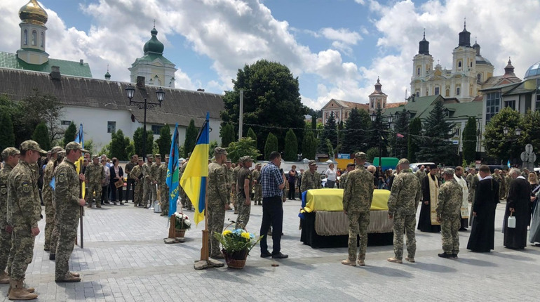 Кременець попрощався з Героєм Андрієм Фетісовим (Микуличем): плакали люди і небо