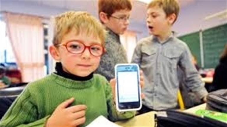 У школах хочуть заборонити ґаджети: як це буде