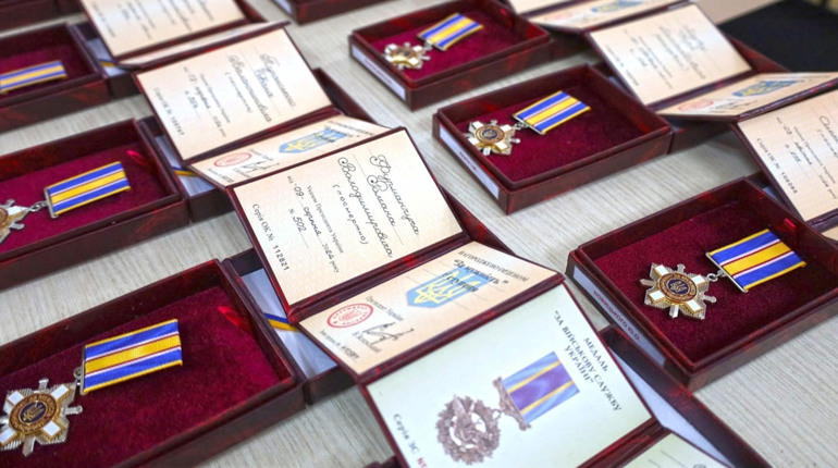 Барських та Жмеринських загиблих захисників нагородили орденами «За мужність», які вручили родинам