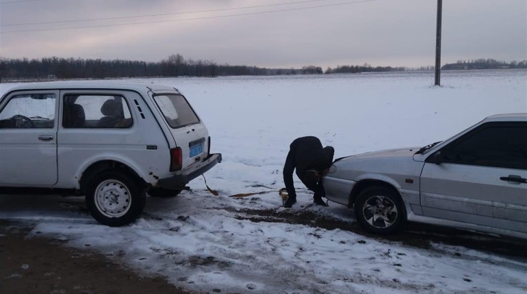 На Херсонщині правоохоронці допомагають водіям, які потрапляють у снігові пастки