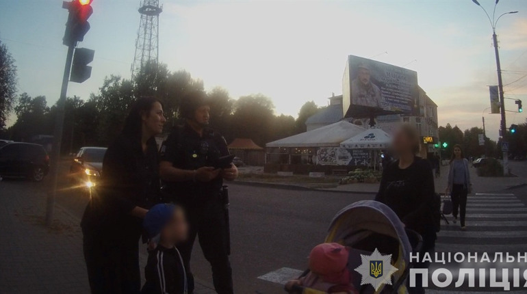 У Шостці співробітники поліції охорони повернули матері загублену дитину