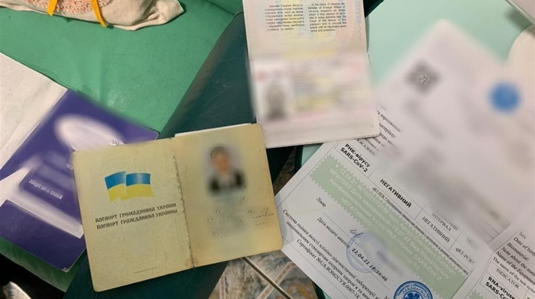 Двоє чоловіків на Херсонщині торгували довідками про негативні ПЛР-тести. Звісно, підробними
