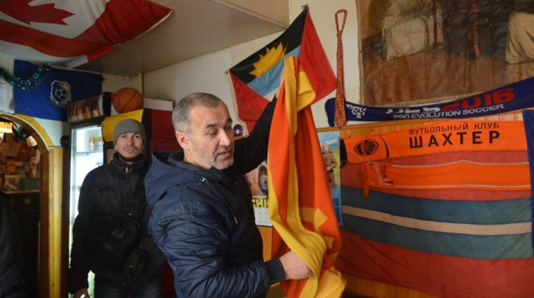 В кафе міста Теплодар вуличні активісти зі стін знімали радянську атрибутику: вона служила декором