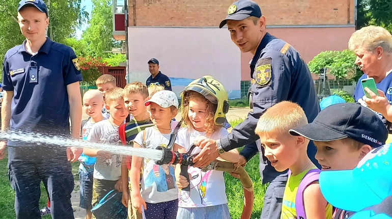 Для першокласників у бібліотеці провели урок безпечної поведінки “Будь уважним і обачним!”