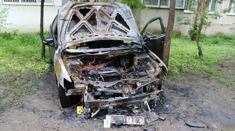 Два юнака, один з них неповнолітній, підпалили в Одесі машину заради відео