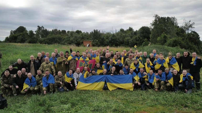 Провели обмін полоненими: додому повертаються захисники Зміїного та Азовсталі. Фото, відео