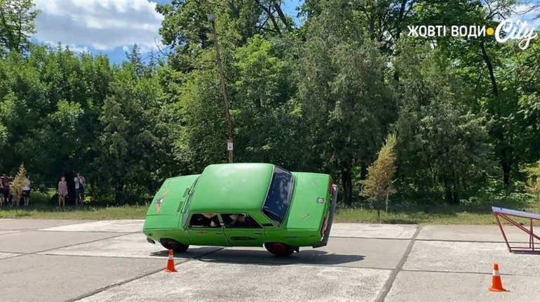 У Жовтих Водах відбулася виставка ретро-автомобілів, які взяли участь у перегонах: відео