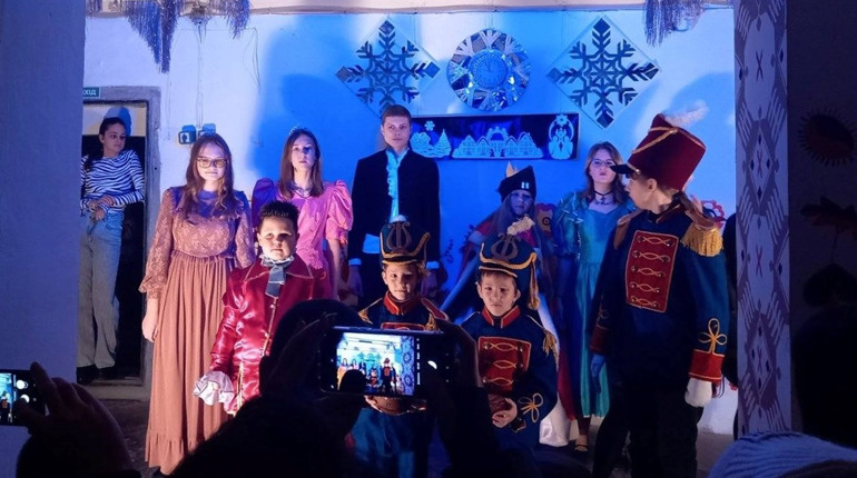 Шосткинські театрали показують новорічного "Лускунчика" у бомбосховищі