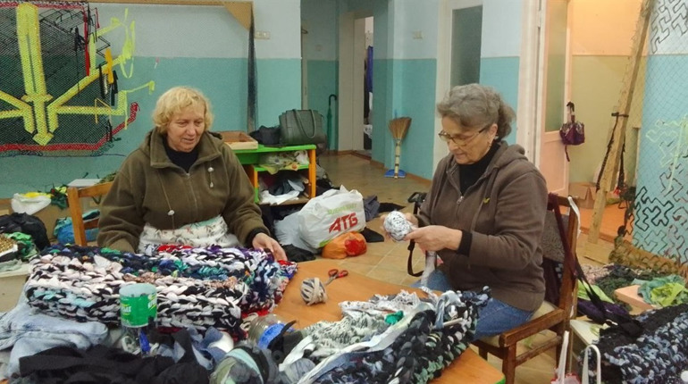 Пенсіонерка з Южноукраїнська щомісяця донатить на ЗСУ, плете каремати та сітки. Достойний приклад