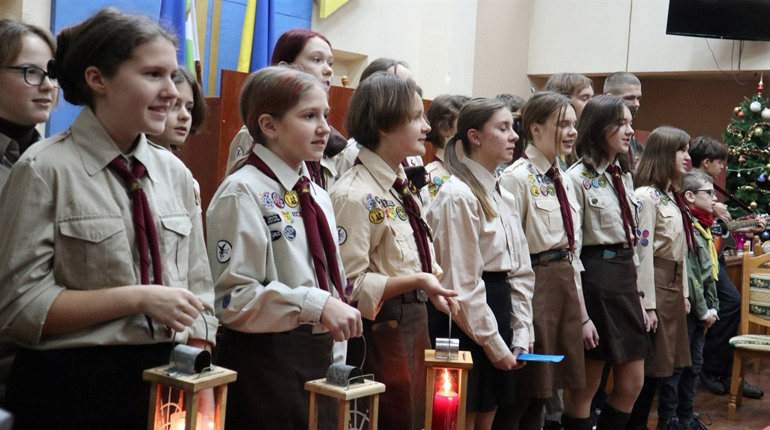 Пластуни передали Вифлеємський вогонь миру до Вараської громади