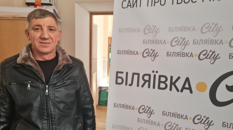 У Кагарлику мешканець села Сергій Студенюк разом з односельчанами залатав ями на дорозі відсівом