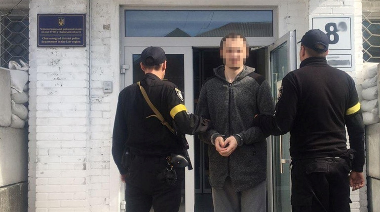 У Червонограді поліцейські затримали зловмисника, причетного до вбивства бабусі