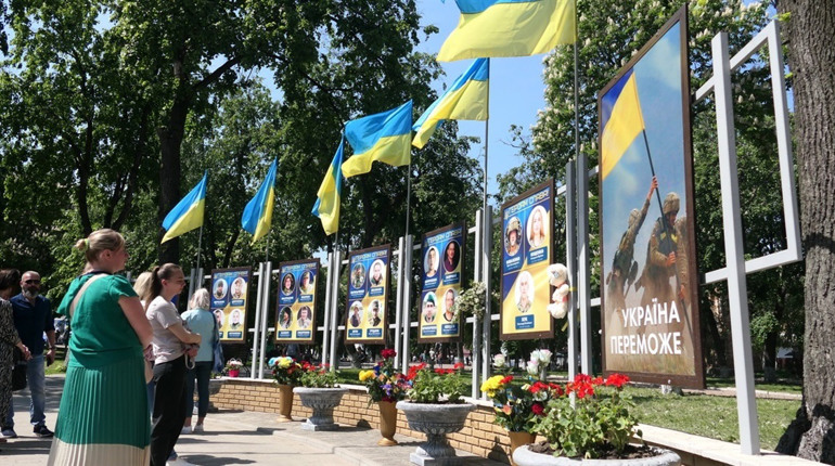 В Глухові відкрили дошку з фотографіями воїнів, що віддали своє життя за Україну