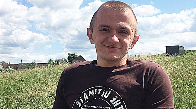 Василь Савчук із Вараша власноруч шиє шкіряні гаманці в авторському виконанні