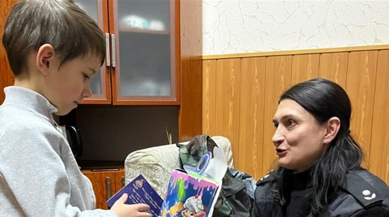 Я у безпеці з МВС: хлопчик з Умані отримав подарунок за малюнок