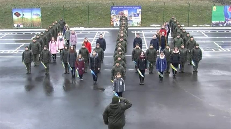 У Вараші нацгвардійці разом з дітьми провели патріотичний флешмоб