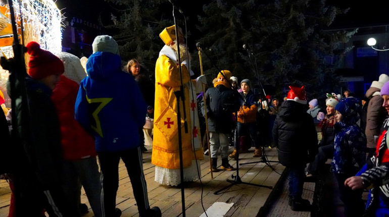 У Барі біля різдвяного вертепу відбулася спільна молитва за мир і святкова коляда: фото і відео