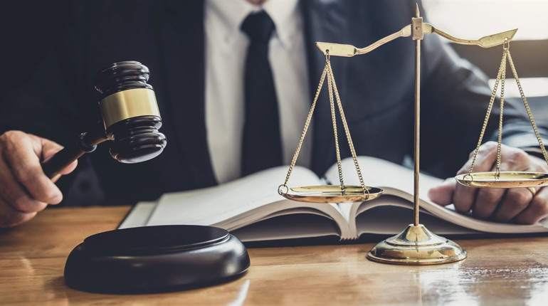 Херсонця судять за незаконне поводження з вогнепальною зброєю