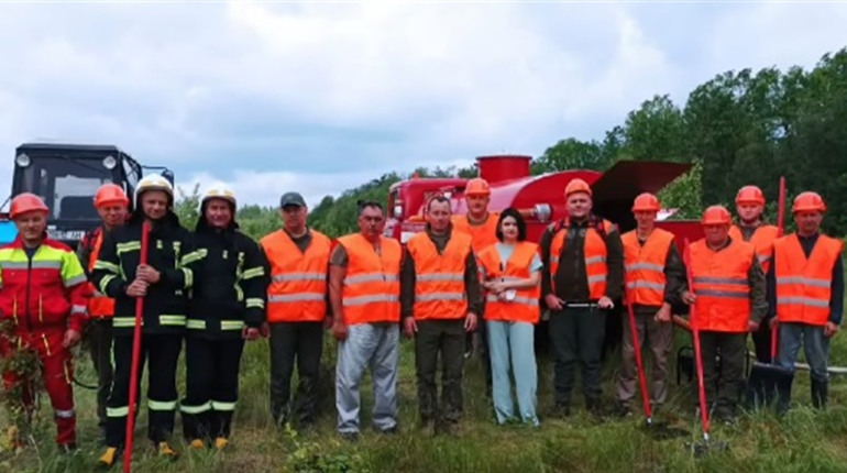 У Звягельському лісгоспі АПК відпрацювали гасіння пожежі в лісі