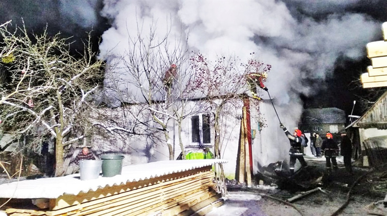 У Рафалівці рятувальники ліквідували пожежу в будинку. Господарі в ту ніч дома не ночували