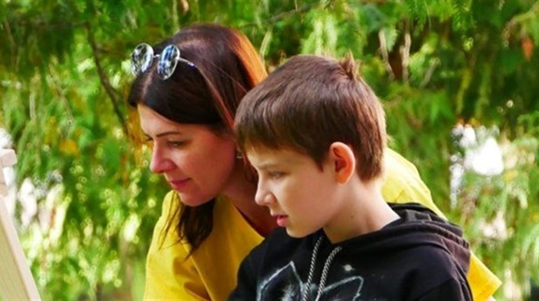 У Глухові діти малювали міські та природні краєвиди в межах «Тижня позашкілля». Що у них вийшло
