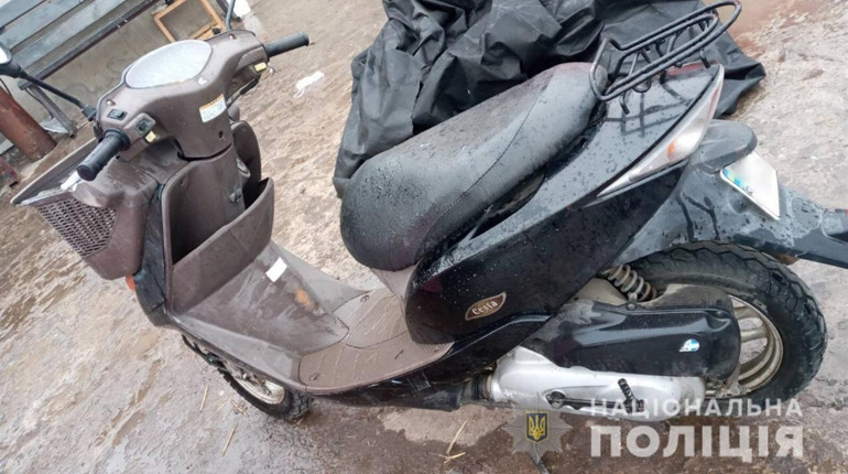 Винна любов: в Яськах чоловік взяв без дозволу мопед односельчанки, щоб з’їздити на побачення 