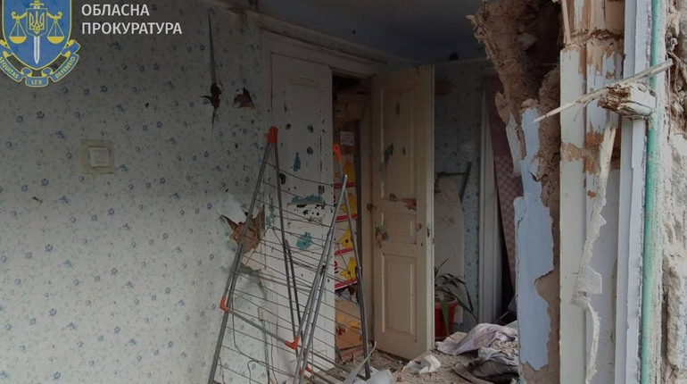 Російські терористи обстріляли Херсон з артилерії: поранена літня жінка