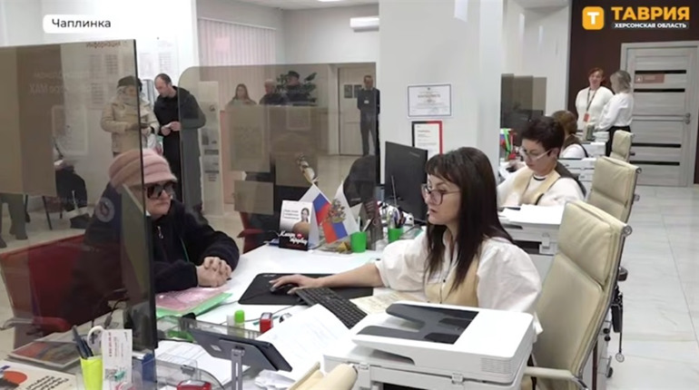 В окупованій Чаплинці Каховського району оформлюють російські закордонні паспорти