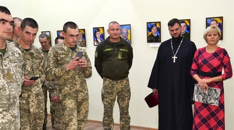 Фотовиставка «Воїнства нашого звитяга…»: в Первомайську вшанували загиблих захисників України