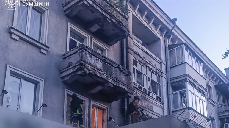 Удар БПЛА по центру Шостки: пошкоджено багатоповерхівку та Алею Слави, поранені матір і дитина