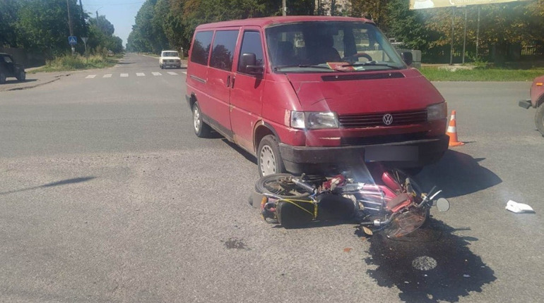 На перехресті Садового мікрорайону не розминулись мопед з мікроавтобусом