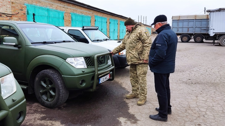 Захищатимуть Кіровоградщину від "шахедів": ТДВ "Колос" передало п'ять автомобілів для ППО