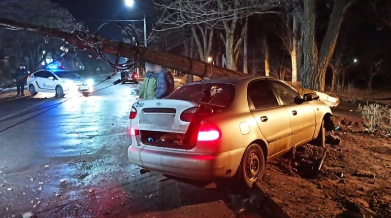На дорогах кожного дня щось трапляється. Автомобіль пошкодив електроопору