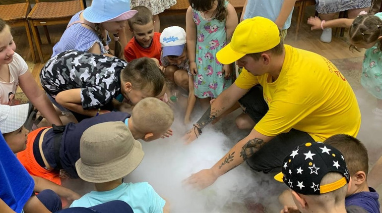 «Хімічне шоу» для дітей від аніматорів: як у бібліотеці розважали малечу
